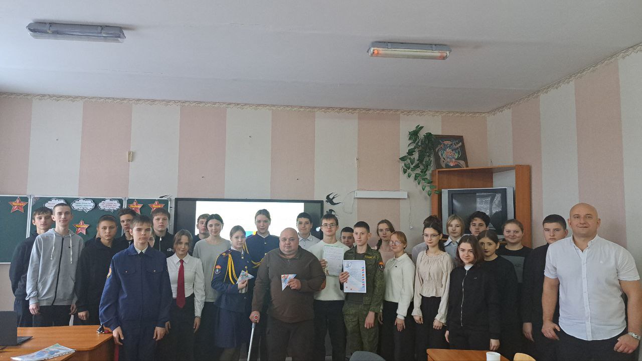 Сегодня в "Станично-Луганской средней школе имени Грекова П.М."под руководством учителя истории Шулики В.Э. и педагога-организатора Пелых Л.М. прошла «Классная встреча» ко Дню Героев Отечества Сегодня в "Станично-Луганской средней школе имени Грекова П.М."под руководством учителя истории Шулики В.Э. и педагога-организатора Пелых Л.М. прошла «Классная встреча» ко Дню Героев Отечества