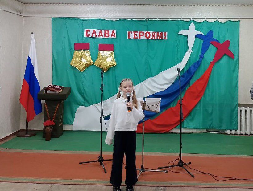 В День Героев Отечества активисты партии «Единая Россия» провели урок мужества «Учись у Героев Отчизну любить!» для учащихся Есауловской основной школы В День Героев Отечества активисты партии «Единая Россия» провели урок мужества «Учись у Героев Отчизну любить!» для учащихся Есауловской основной школы