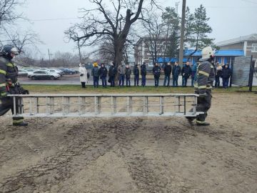 Сотрудники МЧС России проводят обучающие встречи со школьниками