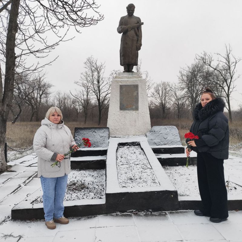 В День Героев Отечества на подведомственных Администрации Краснолучского городского округа территориях состоялись мероприятия, посвящённые памяти героев В День Героев Отечества на подведомственных Администрации Краснолучского городского округа территориях состоялись мероприятия, посвящённые памяти героев
