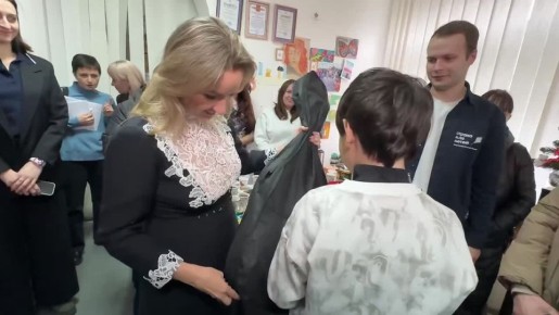 Мария Львова-Белова: На прошлой неделе в Подмосковье сняла с новогодней ёлки благотворительного фонда «Страна для детей» шарик с мечтой 12-летнего Александра из Луганска