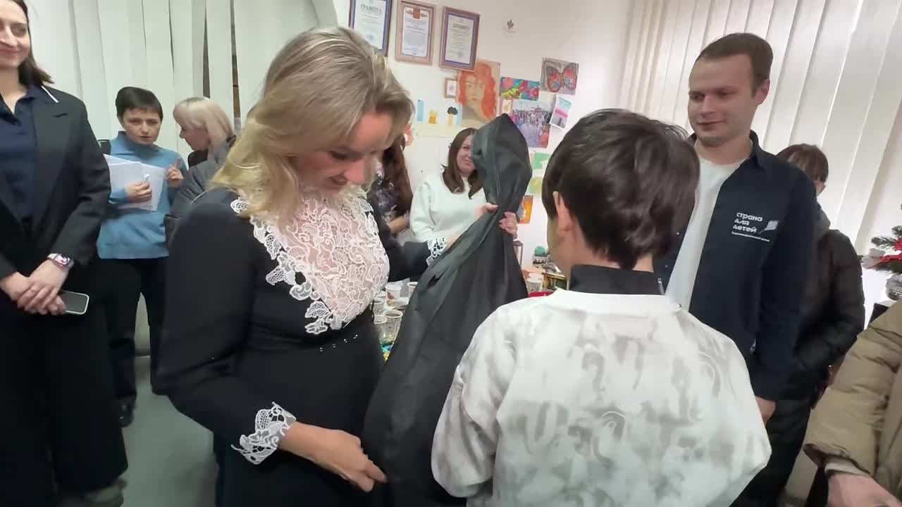 Мария Львова-Белова: На прошлой неделе в Подмосковье сняла с новогодней ёлки благотворительного фонда «Страна для детей» шарик с мечтой 12-летнего Александра из Луганска