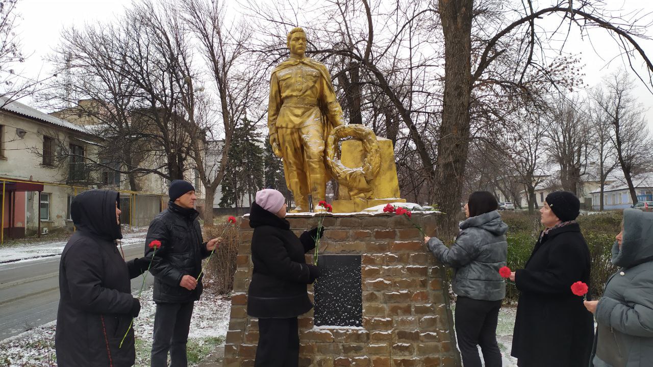 Мы помним! Активисты первичных отделений Единой России почтили память погибших в День Героев Отечества Мы помним! Активисты первичных отделений Единой России почтили память погибших в День Героев Отечества