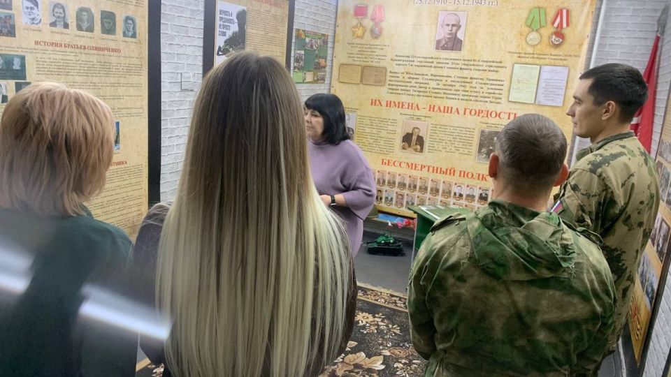 В Большекаменской школе им. С. И. Титаренко состоялась важная встреча с военнослужащими и представителями отдела жизнеобеспечения пгт Кленовый В Большекаменской школе им. С. И. Титаренко состоялась важная встреча с военнослужащими и представителями отдела жизнеобеспечения пгт Кленовый