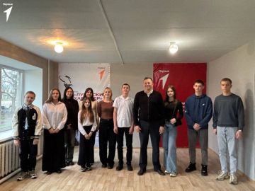 Герои среди нас!. Ребята из Совета Первых местного отделения Движения Первых прослушали лекцию, посвящённую Дню Героев Отечества Советник Главы Администрации Новоайдарского муниципального округа Святослав Свичкарёв рассказал...