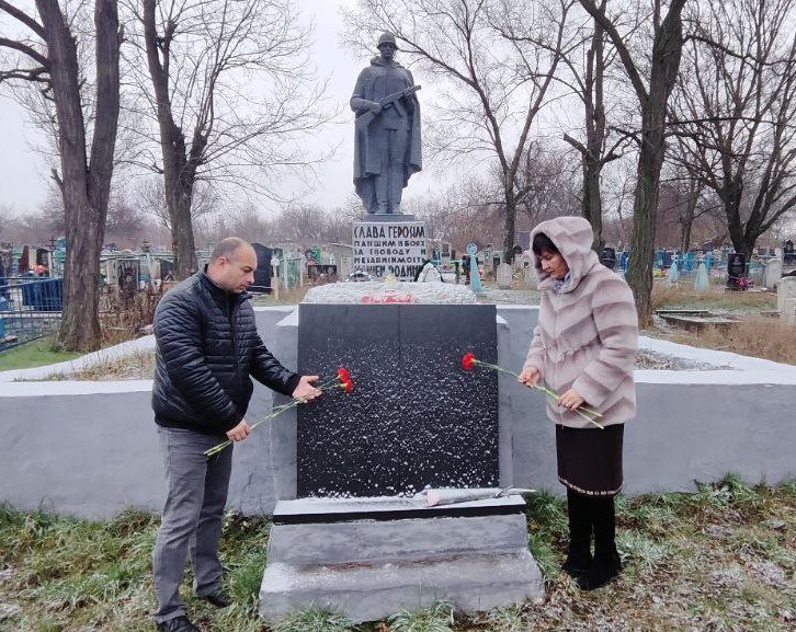 В День Героев Отечества на подведомственных Администрации Краснолучского городского округа территориях состоялись мероприятия, посвящённые памяти героев В День Героев Отечества на подведомственных Администрации Краснолучского городского округа территориях состоялись мероприятия, посвящённые памяти героев