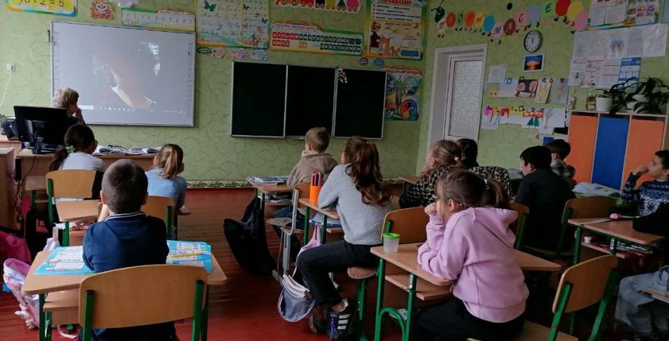 Активистка «Женского движения Единая Россия» Светлана Капаций, сотрудник Литвиновского СДК, организовала исторический час «Гордимся вами, Герои Отечества», в рамках поддержки Года защитника Отечества и приуроченный Дню... Активистка «Женского движения Единая Россия» Светлана Капаций, сотрудник Литвиновского СДК, организовала исторический час «Гордимся вами, Герои Отечества», в рамках поддержки Года защитника Отечества и приуроченный Дню...