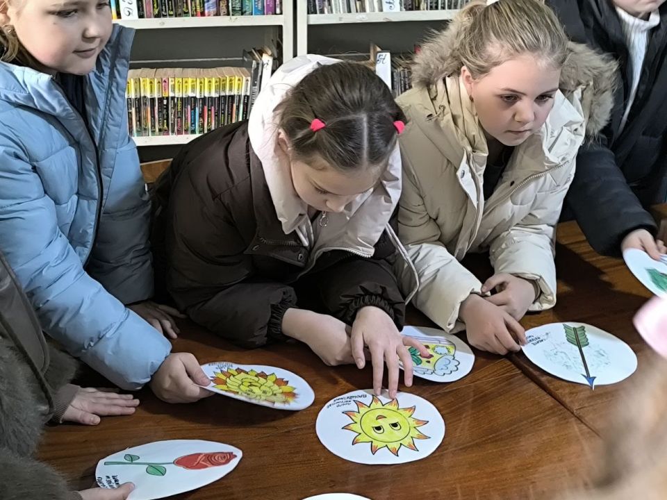 В День Героев Отечества в библиотеке Дома культуры г. Вахрушево прошла познавательно-игровая программа для юных читателей В День Героев Отечества в библиотеке Дома культуры г. Вахрушево прошла познавательно-игровая программа для юных читателей