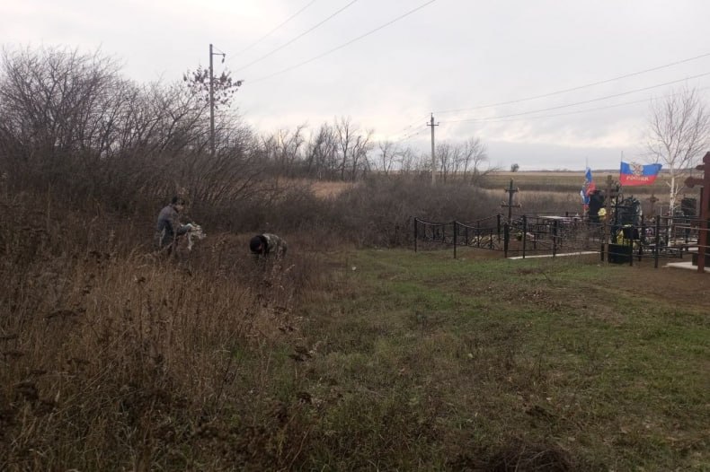 В преддверии Дня Героев Отечества МУП «Экосервис» провело работы по наведению порядка на одном из кладбищ, где захоронены участники СВО В преддверии Дня Героев Отечества МУП «Экосервис» провело работы по наведению порядка на одном из кладбищ, где захоронены участники СВО