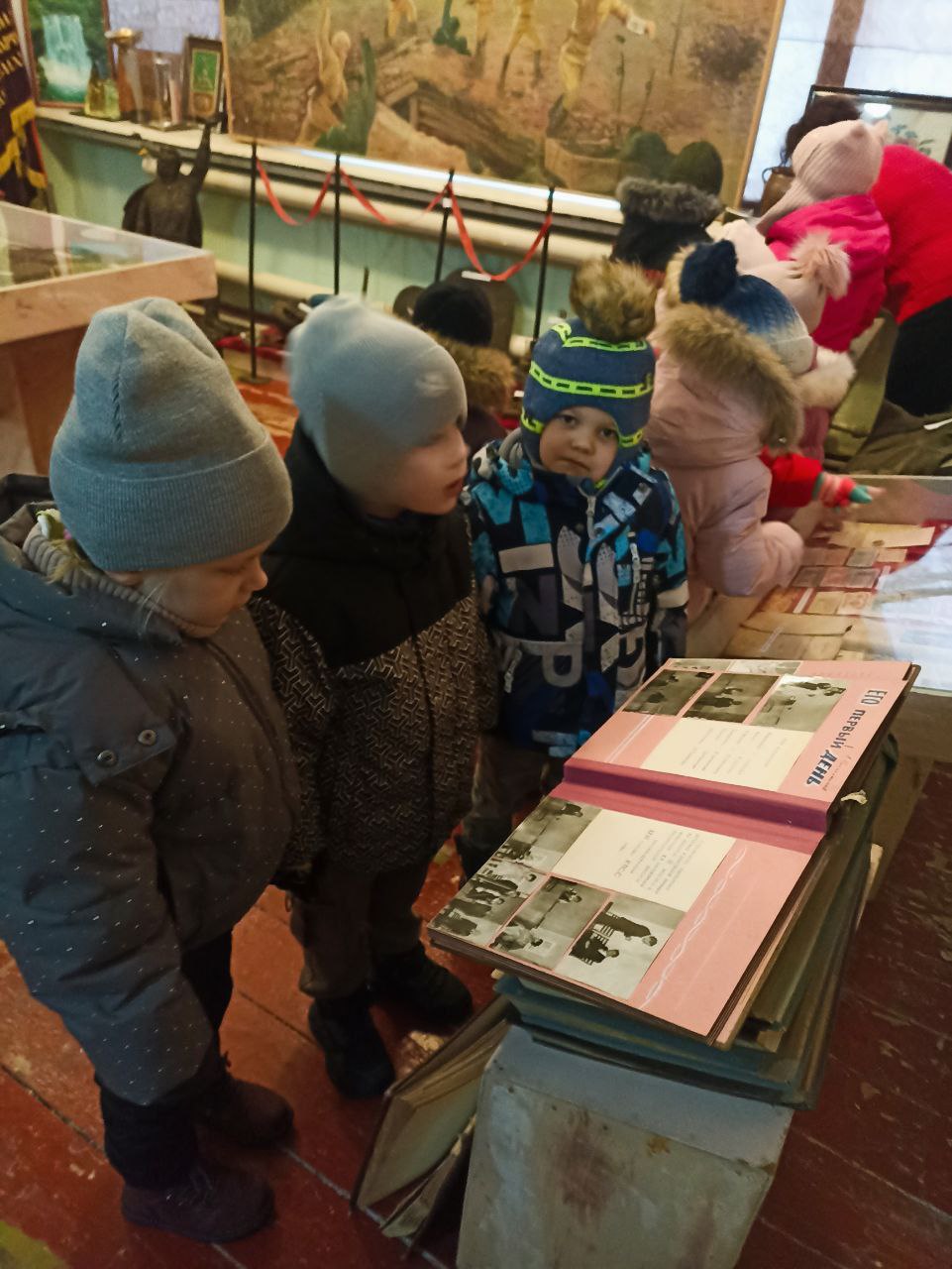 По инициативе и при поддержке Единой России в День Героев Отечества, в рамках регионального проекта "Орлята-дошколята" по треку "Орлёнок -хранитель исторической памяти" и в рамках сотрудничества между государственными... По инициативе и при поддержке Единой России в День Героев Отечества, в рамках регионального проекта "Орлята-дошколята" по треку "Орлёнок -хранитель исторической памяти" и в рамках сотрудничества между государственными...