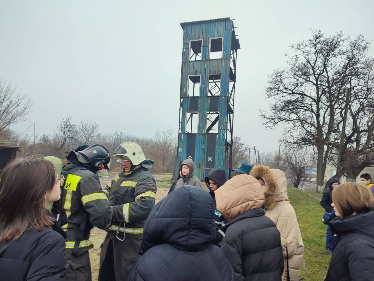 Сотрудники МЧС России проводят обучающие встречи со школьниками Сотрудники МЧС России проводят обучающие встречи со школьниками