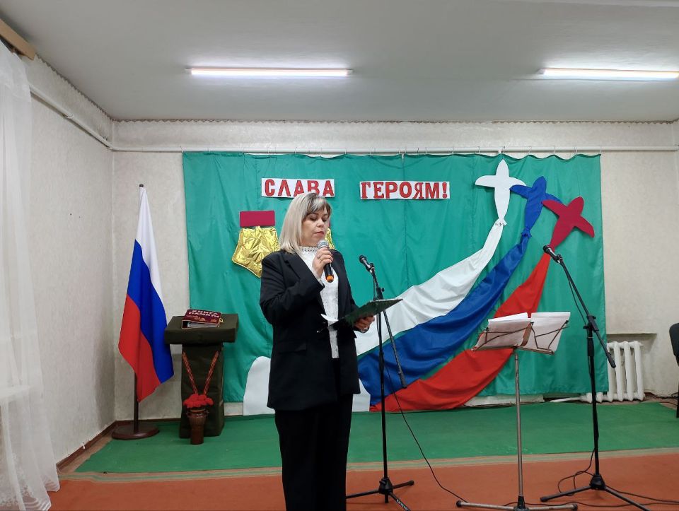 В День Героев Отечества активисты партии «Единая Россия» провели урок мужества «Учись у Героев Отчизну любить!» для учащихся Есауловской основной школы В День Героев Отечества активисты партии «Единая Россия» провели урок мужества «Учись у Героев Отчизну любить!» для учащихся Есауловской основной школы