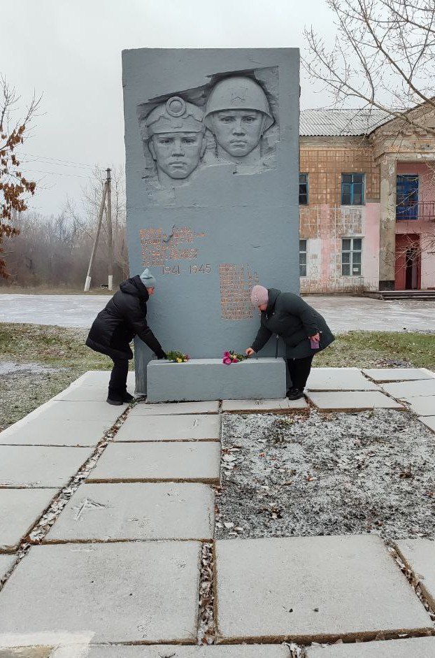 В День Героев Отечества на подведомственных Администрации Краснолучского городского округа территориях состоялись мероприятия, посвящённые памяти героев В День Героев Отечества на подведомственных Администрации Краснолучского городского округа территориях состоялись мероприятия, посвящённые памяти героев