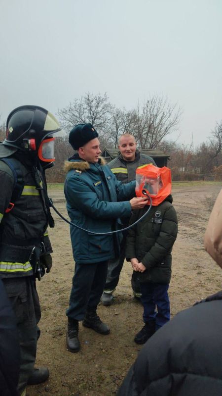 Сотрудники МЧС России проводят обучающие встречи со школьниками Сотрудники МЧС России проводят обучающие встречи со школьниками