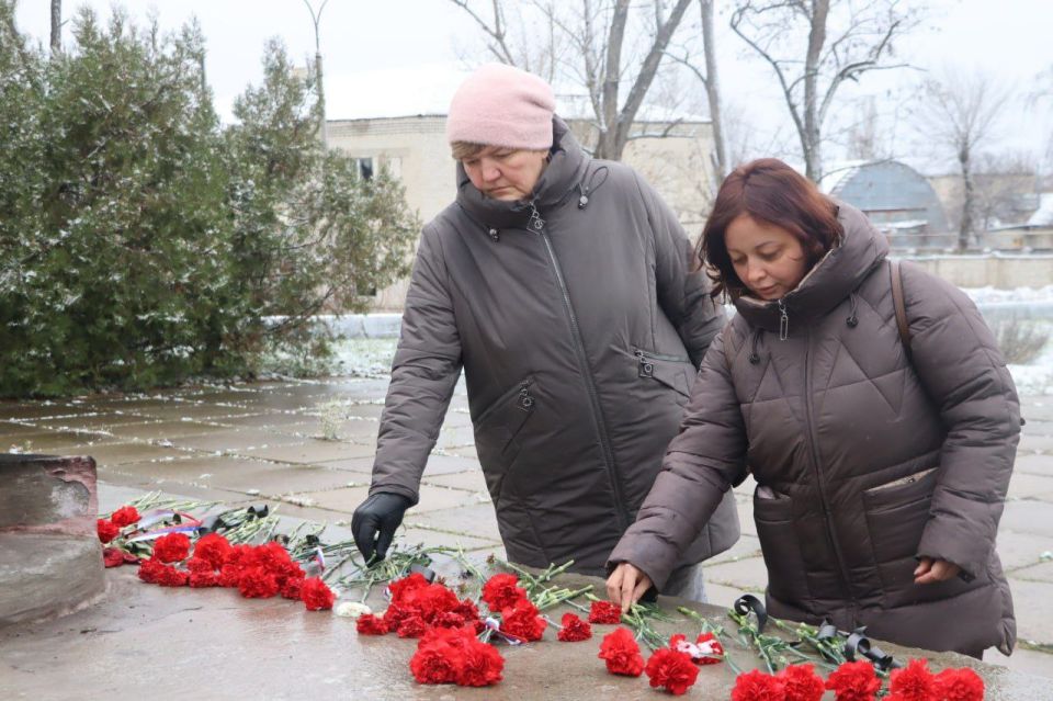 В День Героев Отечества северодончане приняли участие в возложении В День Героев Отечества северодончане приняли участие в возложении
