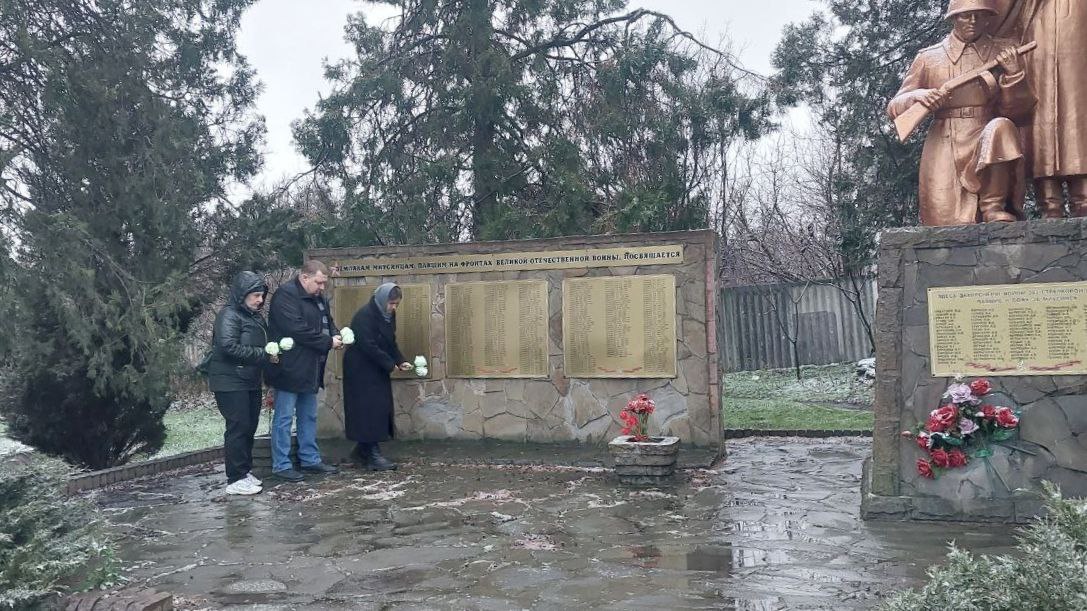 В День Героев Отечества на подведомственных Администрации Краснолучского городского округа территориях состоялись мероприятия, посвящённые памяти героев В День Героев Отечества на подведомственных Администрации Краснолучского городского округа территориях состоялись мероприятия, посвящённые памяти героев