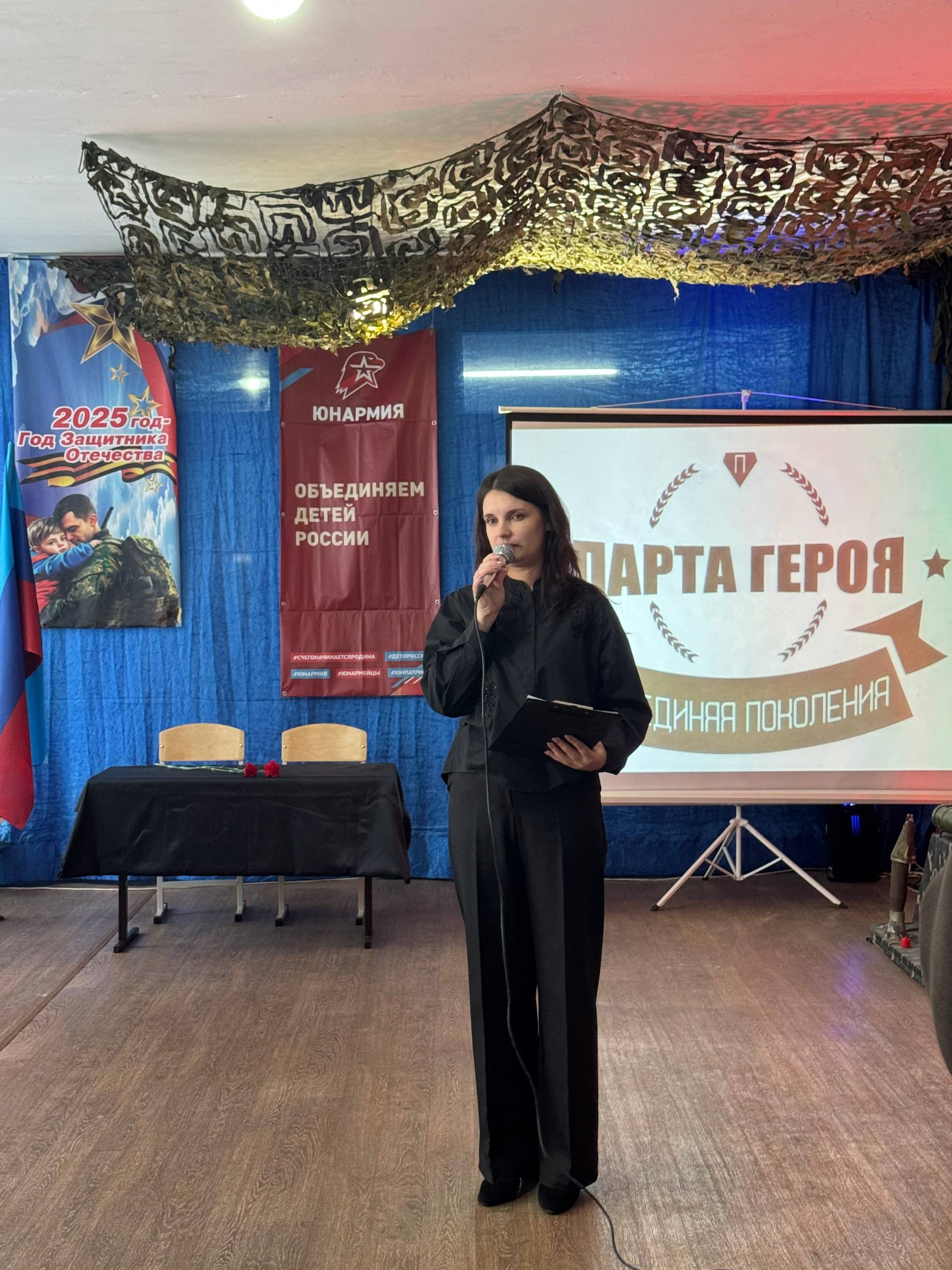 Сегодня, в День Героев Отечества, в Ровеньковской школе №6 имени О.В. Анащенко произошло значимое событие – открытие Парты Героя Сегодня, в День Героев Отечества, в Ровеньковской школе №6 имени О.В. Анащенко произошло значимое событие – открытие Парты Героя