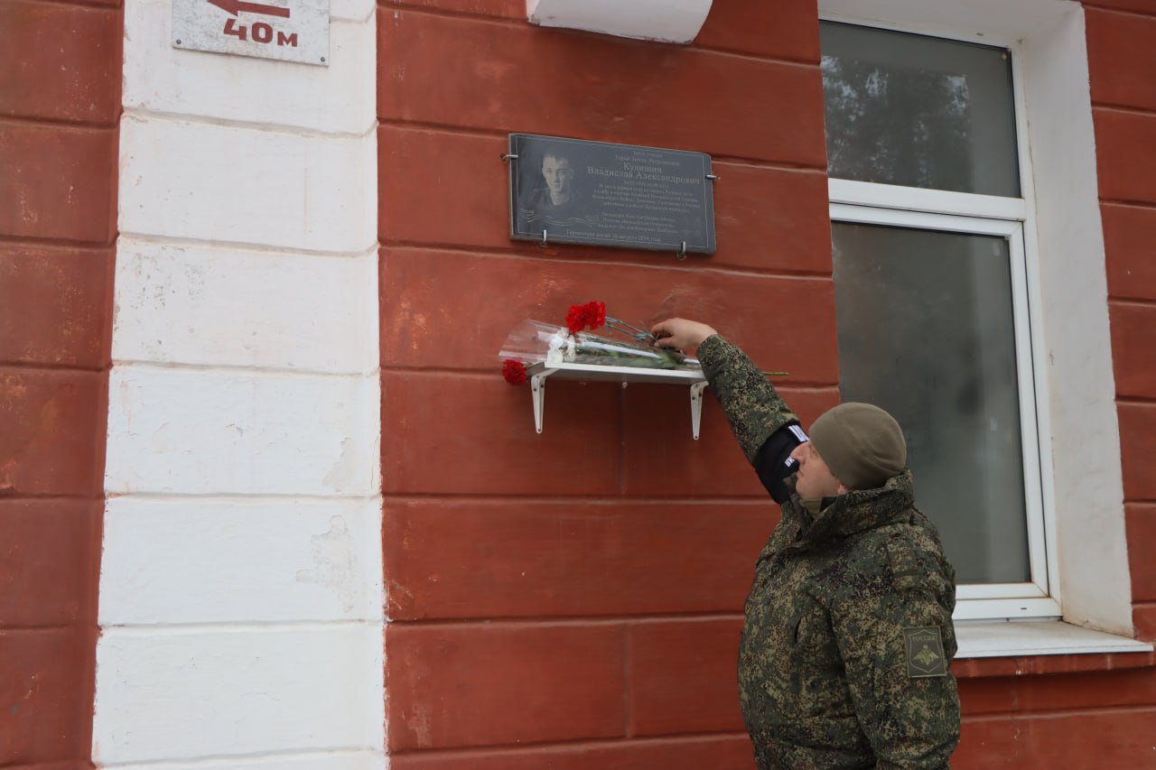 Евгений Бондарь: Как отмечает наш Президент Владимир Путин, героизм этих поистине великих граждан Отечества, их доблесть и мужество отстаивают волю и характер нашего народа Евгений Бондарь: Как отмечает наш Президент Владимир Путин, героизм этих поистине великих граждан Отечества, их доблесть и мужество отстаивают волю и характер нашего народа