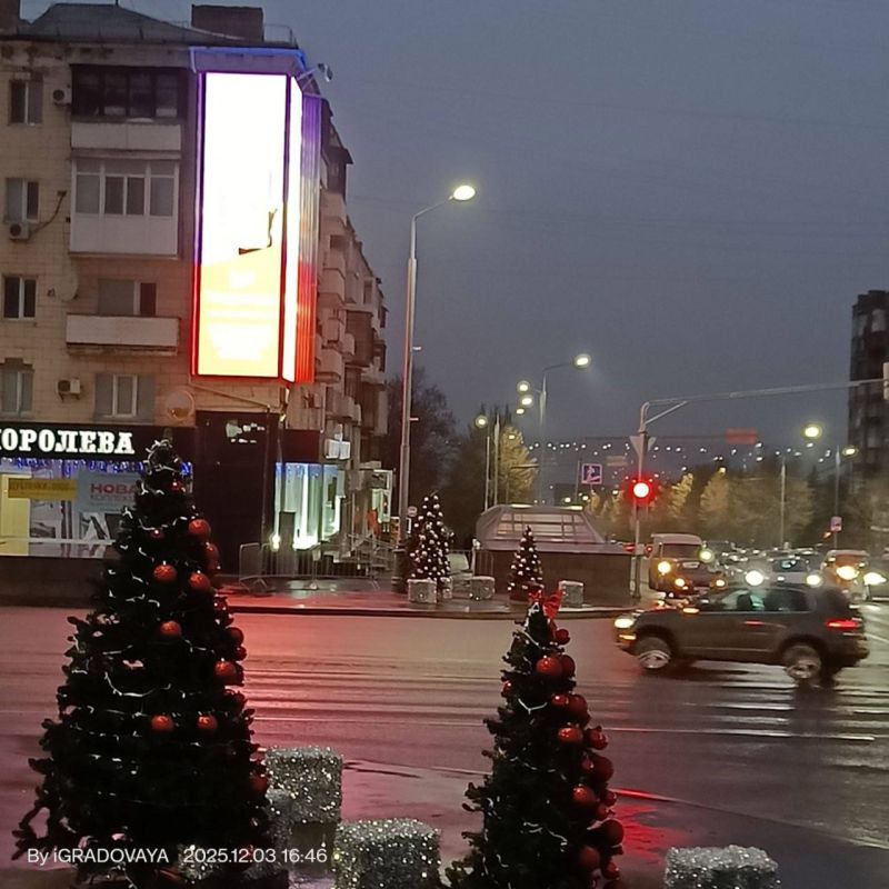 Луганск украшают к Новому году ... Луганск украшают к Новому году ...