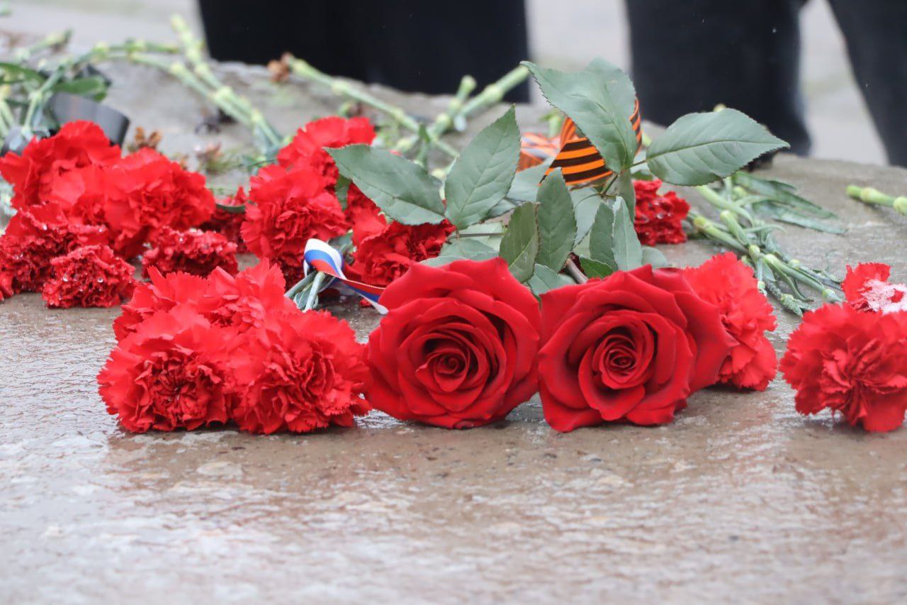 В День Героев Отечества северодончане приняли участие в возложении В День Героев Отечества северодончане приняли участие в возложении