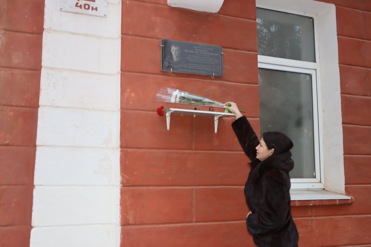 Евгений Бондарь: Как отмечает наш Президент Владимир Путин, героизм этих поистине великих граждан Отечества, их доблесть и мужество отстаивают волю и характер нашего народа Евгений Бондарь: Как отмечает наш Президент Владимир Путин, героизм этих поистине великих граждан Отечества, их доблесть и мужество отстаивают волю и характер нашего народа