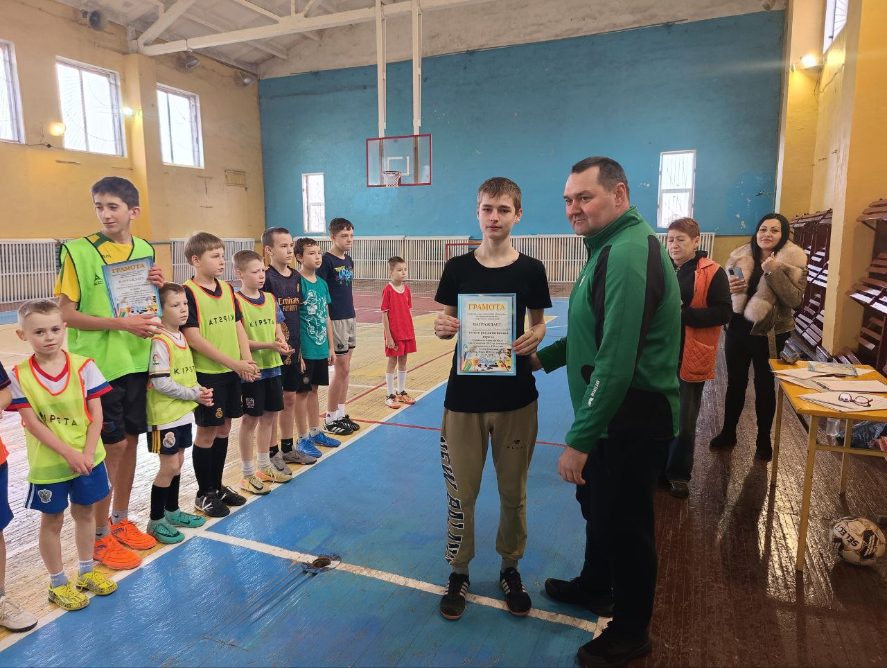 По инициативе первичного отделения № 34 г.Петровское партии Единая России, сотрудников отдела жизнеобеспечения г. Петровское Администрации городского округа, в преддверии Дня Героев Отечества в России в спортзале «Кристалл»... По инициативе первичного отделения № 34 г.Петровское партии Единая России, сотрудников отдела жизнеобеспечения г. Петровское Администрации городского округа, в преддверии Дня Героев Отечества в России в спортзале «Кристалл»...