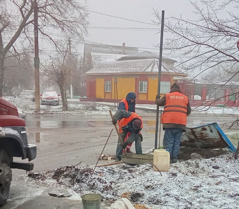 Коммунальные службы проводят работы на территории города Коммунальные службы проводят работы на территории города