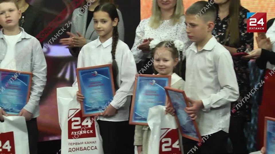 Победителей литературного конкурса телеканала «Луганск 24» «Когда говорят пушки, музы НЕ молчат!» наградили в стенах ГТРК ЛНР