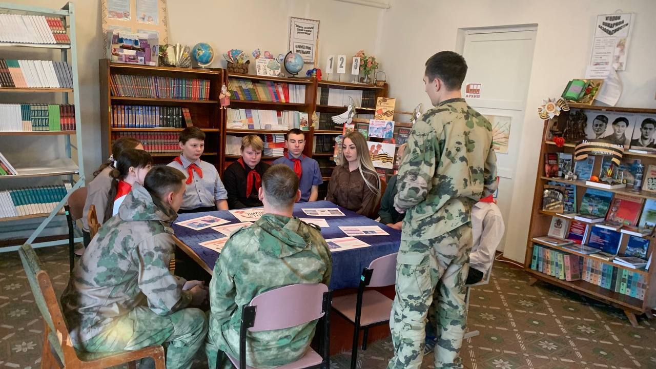 В Большекаменской школе им. С. И. Титаренко состоялась важная встреча с военнослужащими и представителями отдела жизнеобеспечения пгт Кленовый В Большекаменской школе им. С. И. Титаренко состоялась важная встреча с военнослужащими и представителями отдела жизнеобеспечения пгт Кленовый