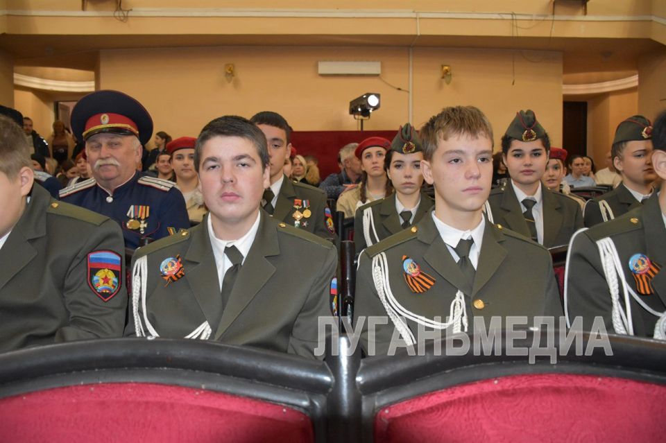 В Краснодоне торжественно подвели итоги Года защитника Отечества В Краснодоне торжественно подвели итоги Года защитника Отечества