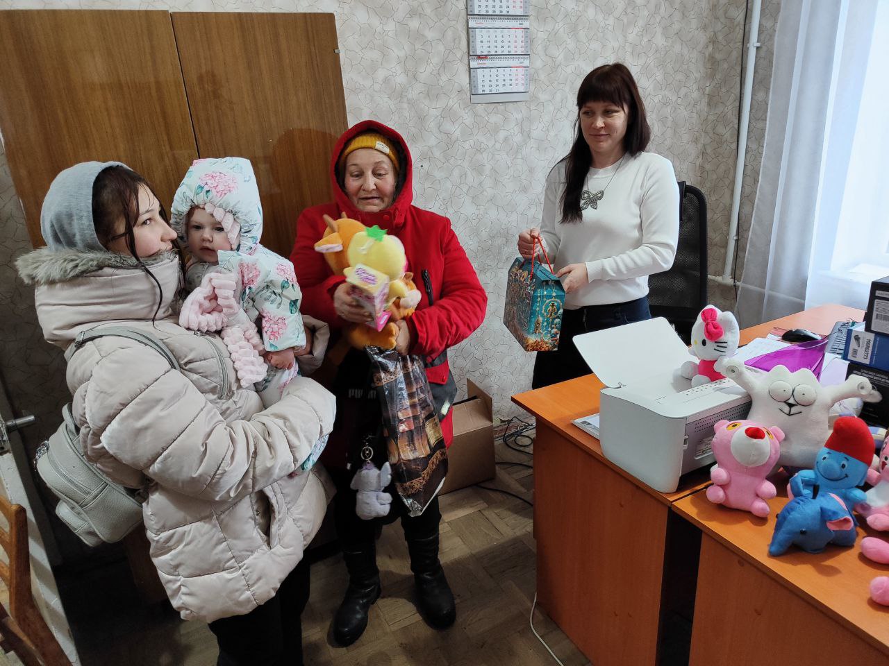 Уважаемые, Кировчане!. Наступила зима, а это значит, что время новогодних праздников не за горами! Новый год — это особый праздник для детей, он наполнен волшебством, радостью и ожиданием чудес