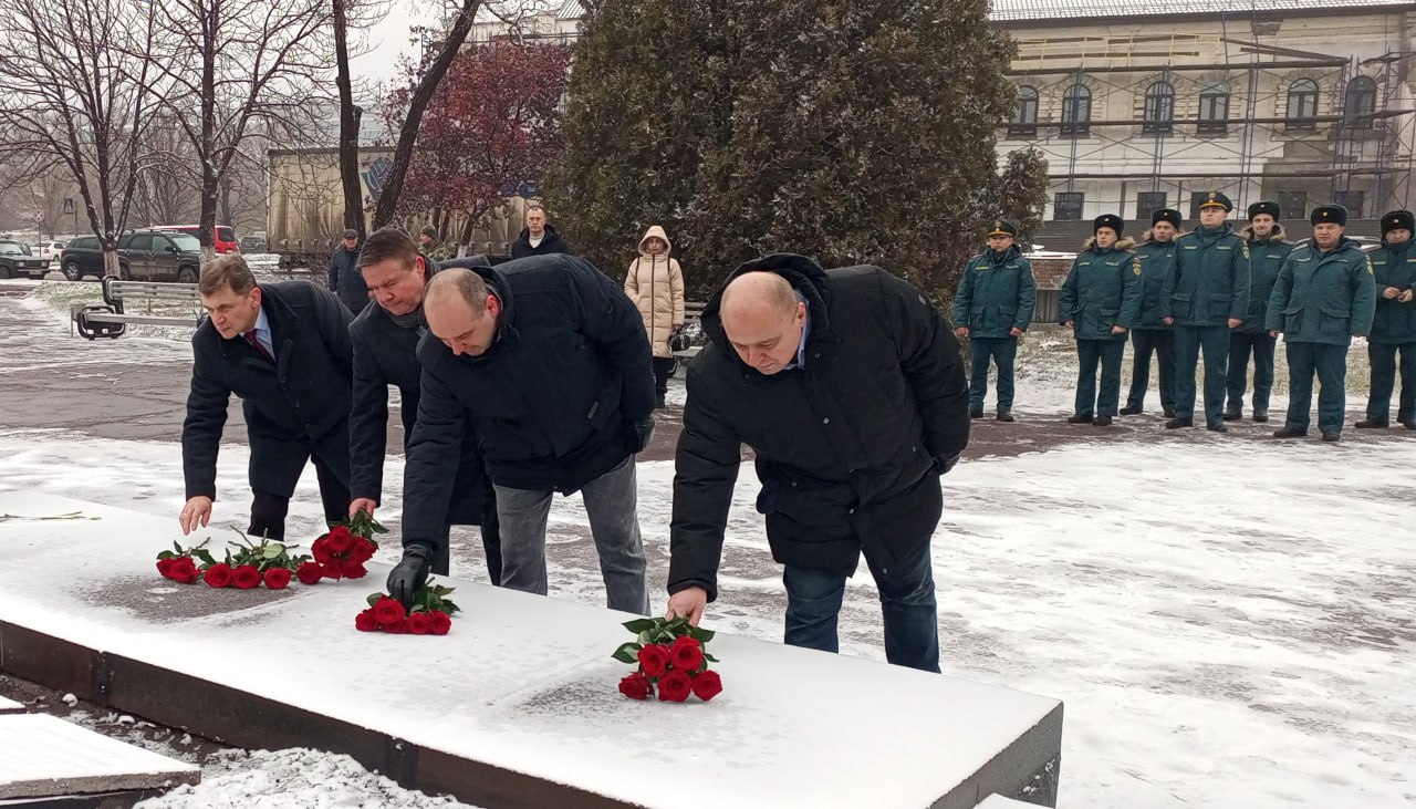 В День Героев Отечества Председатель Совета городского округа город Алчевск Роман Лысенко вместе с депутатами Совета, Главой городского округа Светланой Гребеньковой возложили цветы к памятнику воинам-металлургам, погибшим в... В День Героев Отечества Председатель Совета городского округа город Алчевск Роман Лысенко вместе с депутатами Совета, Главой городского округа Светланой Гребеньковой возложили цветы к памятнику воинам-металлургам, погибшим в...