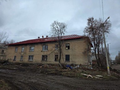 Андрей Губарев: Калужане проводят ремонт крыши многоквартирного дома на улице Писарева в Первомайске