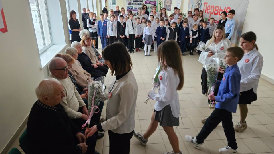 В День Героев Отечества в Трехизбенской школе открыли стенд в честь участников СВО В День Героев Отечества в Трехизбенской школе открыли стенд в честь участников СВО