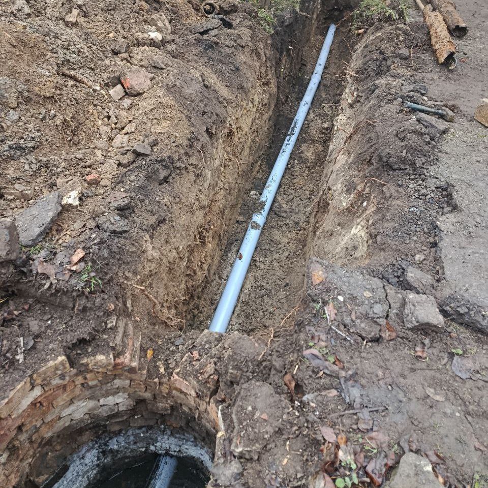 Специалисты Брянковского филиала НКО «Единый региональный фонд по управлению многоквартирными домами ЛНР» выполнили замену аварийного участка канализационного трубопровода от колодца до подвала здания протяжённостью 5 метров... Специалисты Брянковского филиала НКО «Единый региональный фонд по управлению многоквартирными домами ЛНР» выполнили замену аварийного участка канализационного трубопровода от колодца до подвала здания протяжённостью 5 метров...