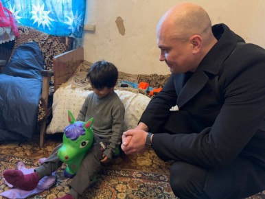 Помощь для большой семьи. Гуманитарная поддержка нуждающихся остаётся важной частью работы стахановского отделения ЛДПР