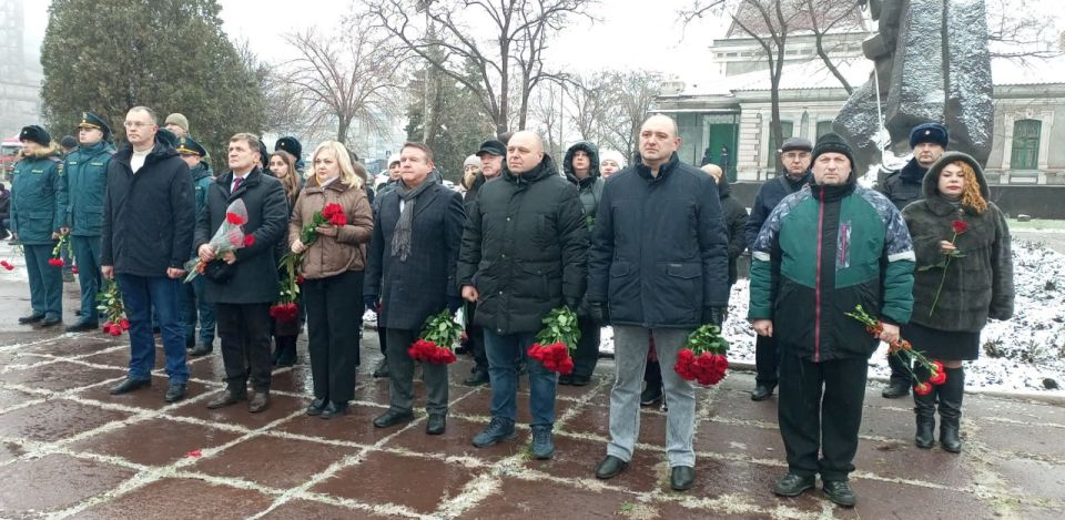 В День Героев Отечества Председатель Совета городского округа город Алчевск Роман Лысенко вместе с депутатами Совета, Главой городского округа Светланой Гребеньковой возложили цветы к памятнику воинам-металлургам, погибшим в... В День Героев Отечества Председатель Совета городского округа город Алчевск Роман Лысенко вместе с депутатами Совета, Главой городского округа Светланой Гребеньковой возложили цветы к памятнику воинам-металлургам, погибшим в...