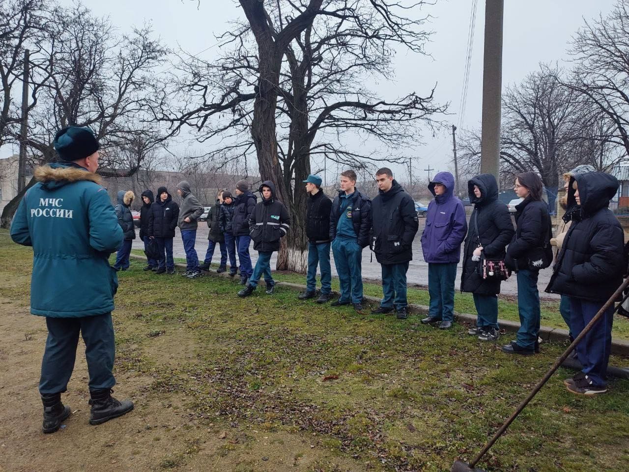 Сотрудники МЧС России проводят обучающие встречи со школьниками Сотрудники МЧС России проводят обучающие встречи со школьниками