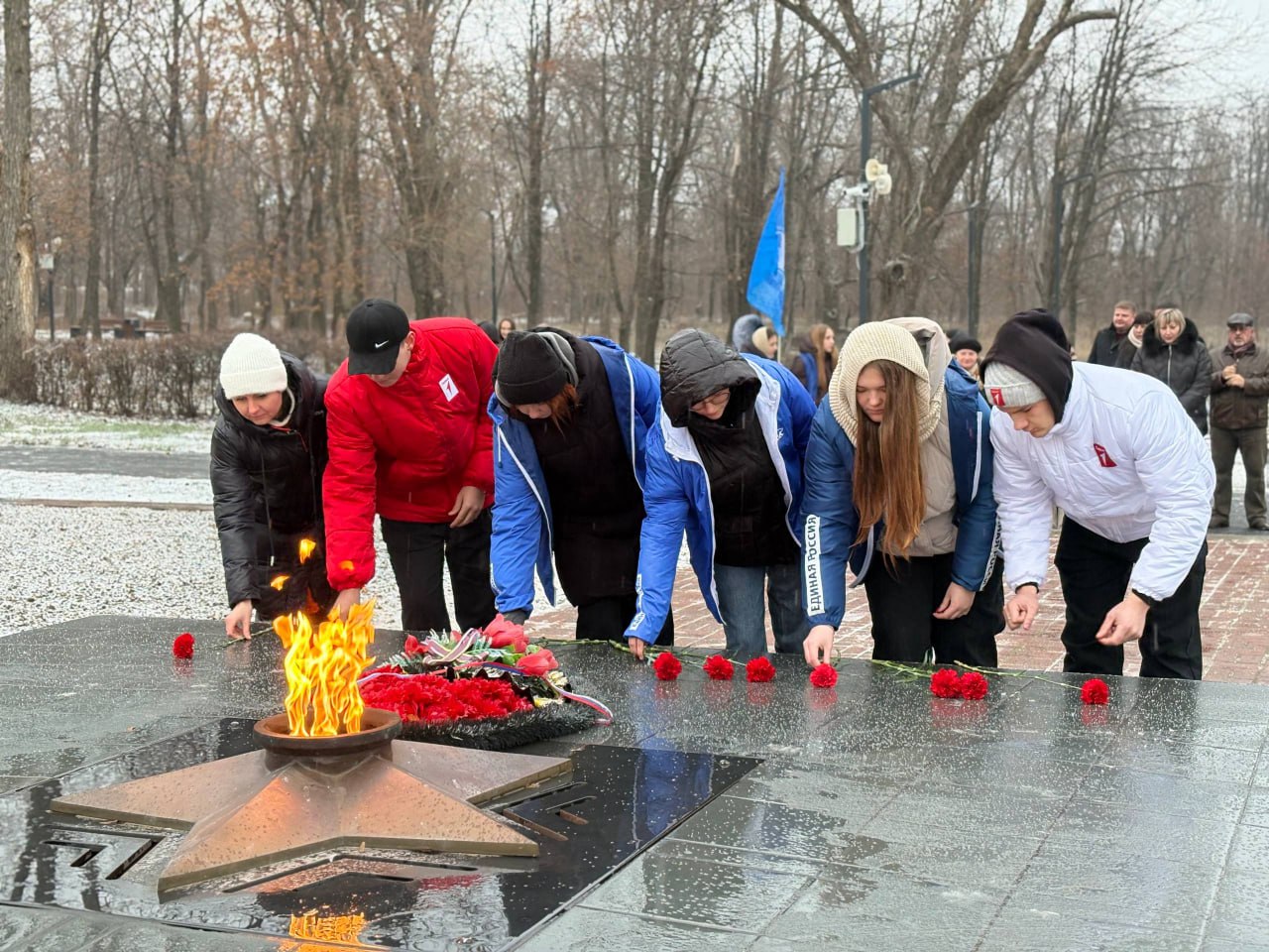 В Красном Луче почтили память Героев Отечества В Красном Луче почтили память Героев Отечества
