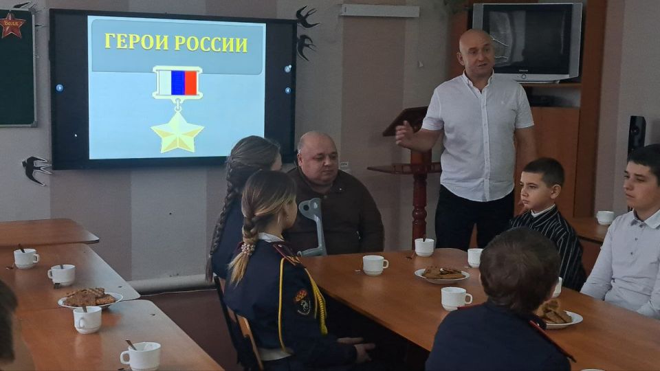 Сегодня в "Станично-Луганской средней школе имени Грекова П.М."под руководством учителя истории Шулики В.Э. и педагога-организатора Пелых Л.М. прошла «Классная встреча» ко Дню Героев Отечества Сегодня в "Станично-Луганской средней школе имени Грекова П.М."под руководством учителя истории Шулики В.Э. и педагога-организатора Пелых Л.М. прошла «Классная встреча» ко Дню Героев Отечества