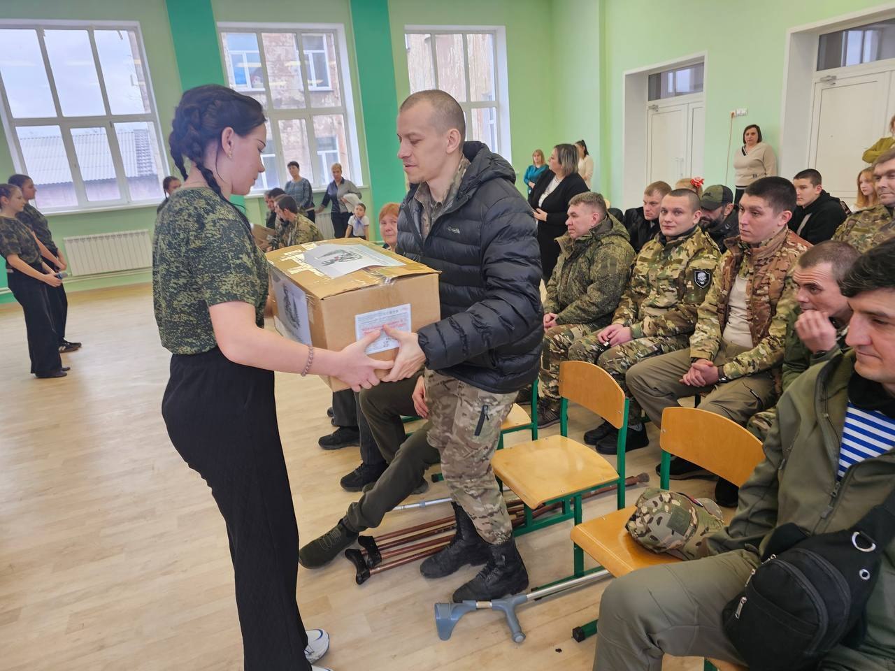 В Брянковской средней школе № 19, по инициативе советника директора по воспитанию Ирины Силаковой, стартовала трогательная акция "Подарок солдату", посвященная Дню Героев Отечества В Брянковской средней школе № 19, по инициативе советника директора по воспитанию Ирины Силаковой, стартовала трогательная акция "Подарок солдату", посвященная Дню Героев Отечества