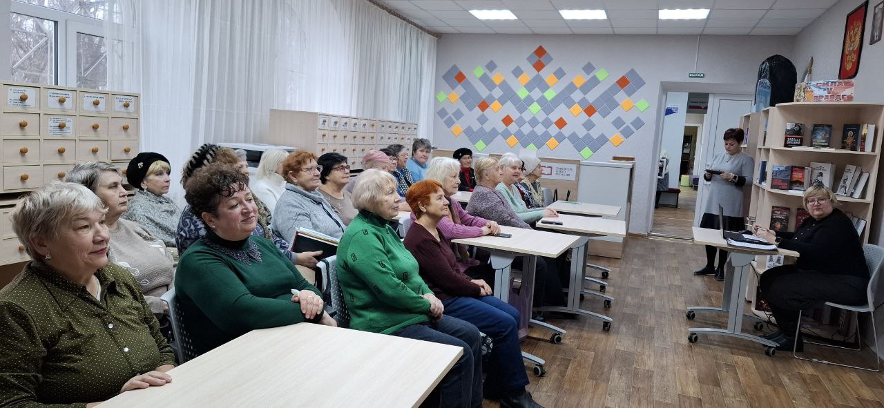 Ко Дню Героев Отечества в краснолучской библиотеке прошёл час мужества Ко Дню Героев Отечества в краснолучской библиотеке прошёл час мужества