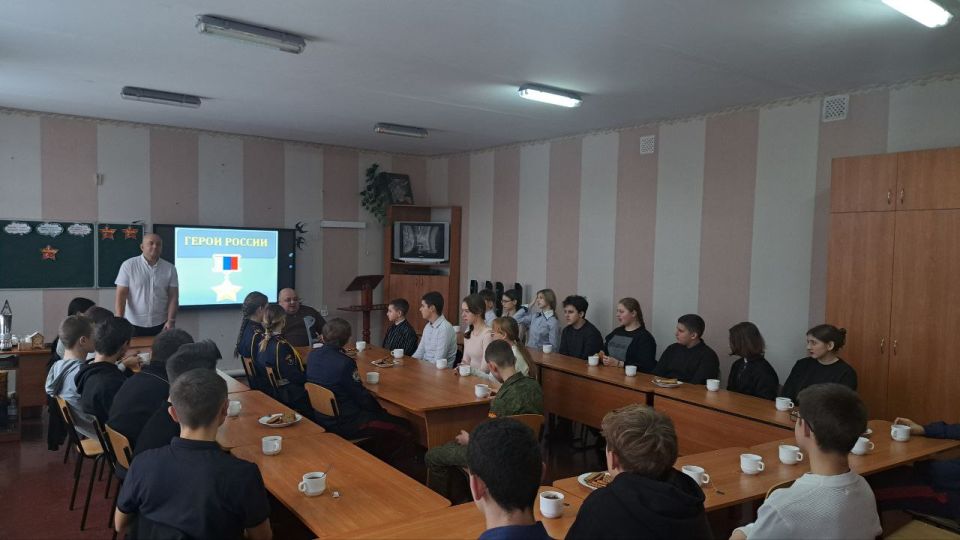 Сегодня в "Станично-Луганской средней школе имени Грекова П.М."под руководством учителя истории Шулики В.Э. и педагога-организатора Пелых Л.М. прошла «Классная встреча» ко Дню Героев Отечества Сегодня в "Станично-Луганской средней школе имени Грекова П.М."под руководством учителя истории Шулики В.Э. и педагога-организатора Пелых Л.М. прошла «Классная встреча» ко Дню Героев Отечества