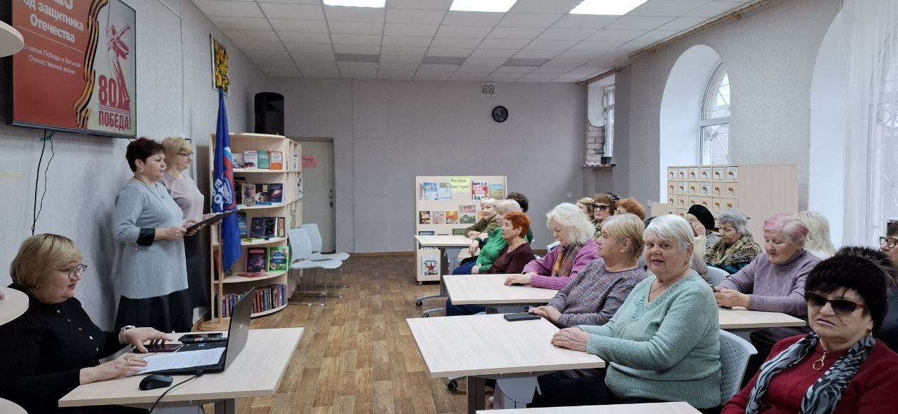 Ко Дню Героев Отечества в краснолучской библиотеке прошёл час мужества