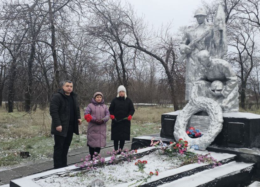 В День Героев Отечества на подведомственных Администрации Краснолучского городского округа территориях состоялись мероприятия, посвящённые памяти героев В День Героев Отечества на подведомственных Администрации Краснолучского городского округа территориях состоялись мероприятия, посвящённые памяти героев