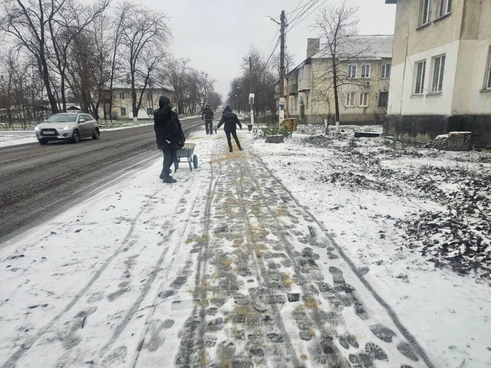 Оперативные работы в пгт Дзержинский в непогоду Оперативные работы в пгт Дзержинский в непогоду