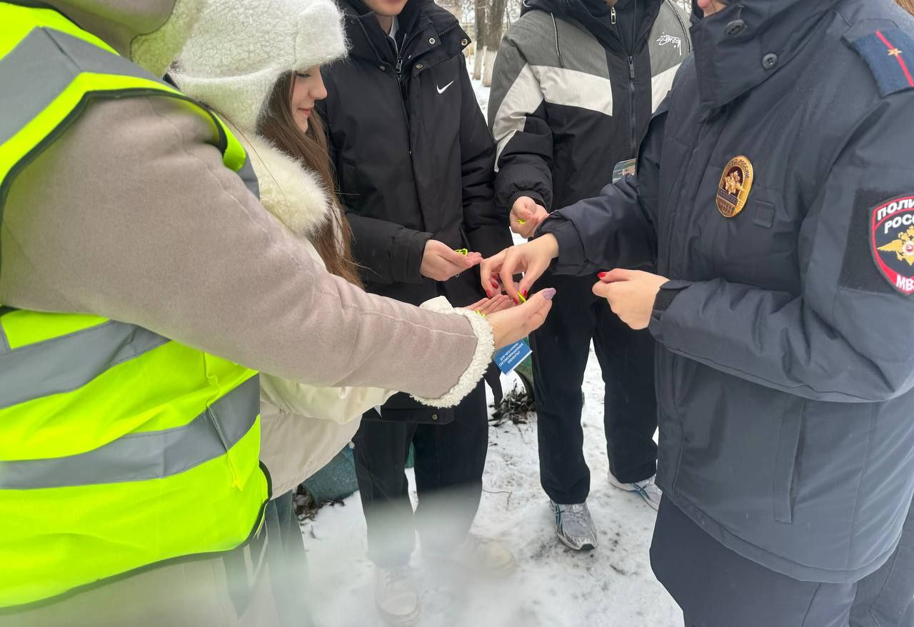 Сотрудники ОГИБДД ОМВД России "Краснодонский" совместно с родительским патрулём провели профилактическое мероприятие для детей Сотрудники ОГИБДД ОМВД России "Краснодонский" совместно с родительским патрулём провели профилактическое мероприятие для детей