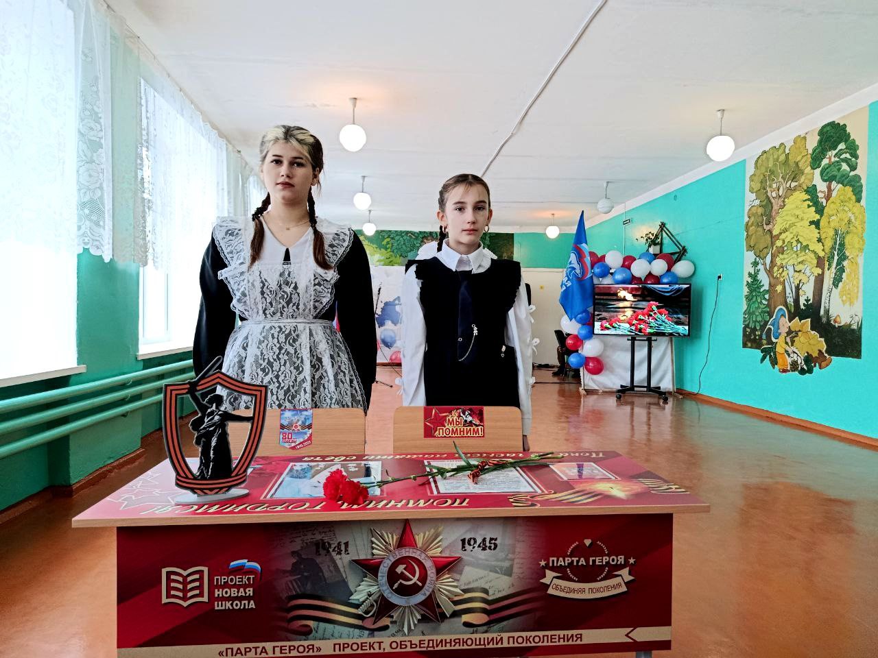 В Новоайдаре открыли две Парты Героев в честь защитников Родины В Новоайдаре открыли две Парты Героев в честь защитников Родины