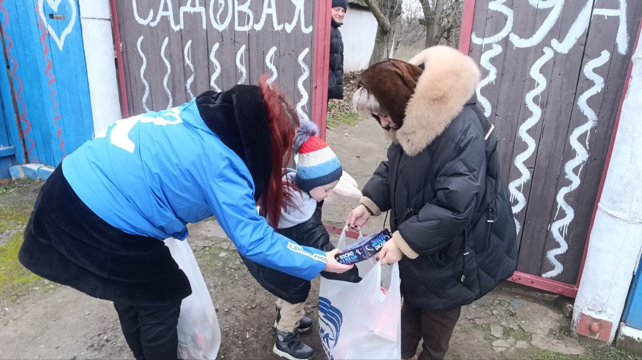 Активисты «Единой России» доставили гуманитарную помощь многодетной семье Первомайска Активисты «Единой России» доставили гуманитарную помощь многодетной семье Первомайска