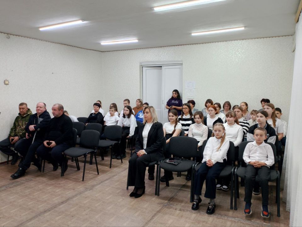 В День Героев Отечества активисты партии «Единая Россия» провели урок мужества «Учись у Героев Отчизну любить!» для учащихся Есауловской основной школы В День Героев Отечества активисты партии «Единая Россия» провели урок мужества «Учись у Героев Отчизну любить!» для учащихся Есауловской основной школы
